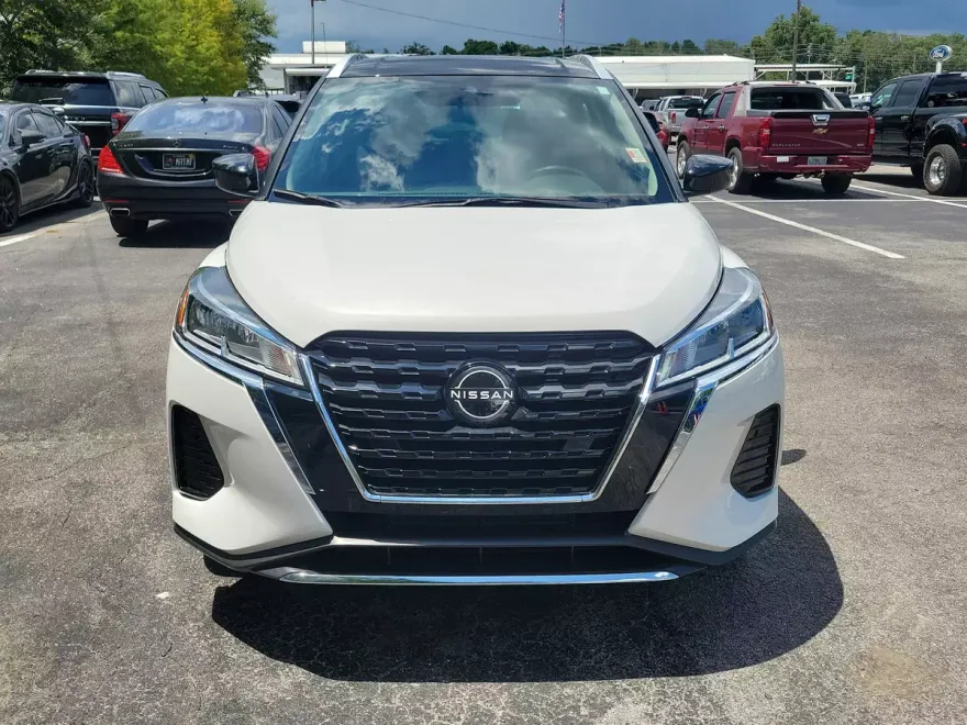 2022 Nissan Kicks SV photo 1