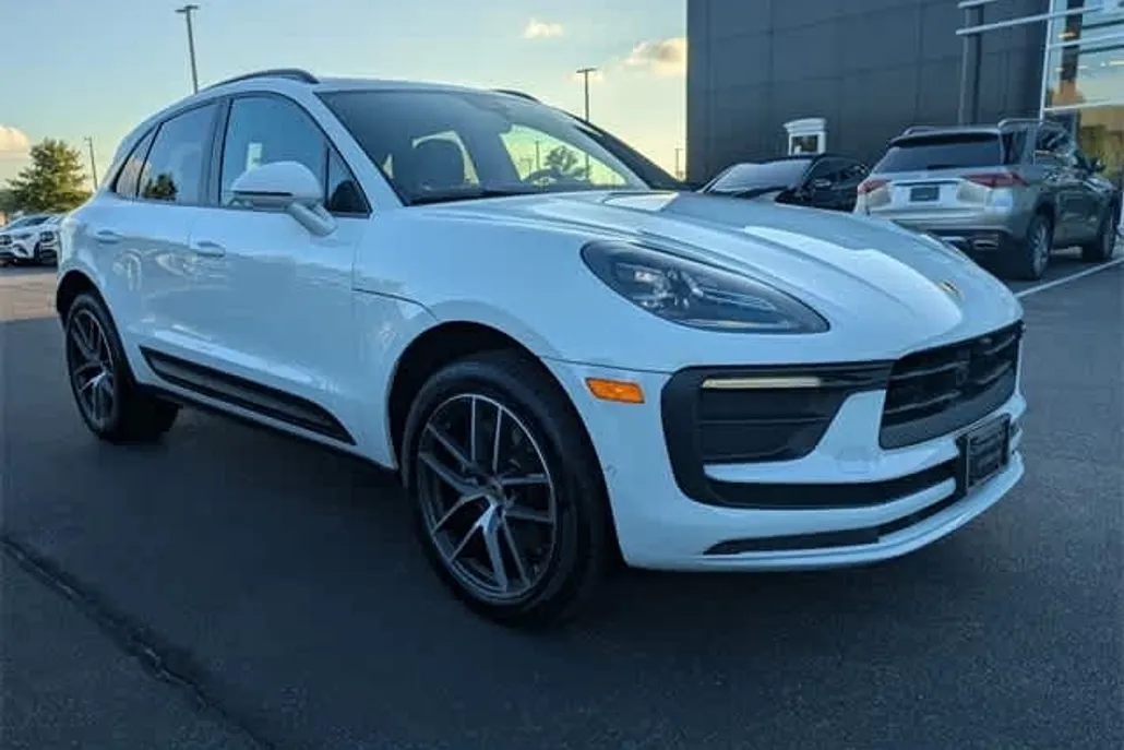 2024 Porsche Macan T photo 1