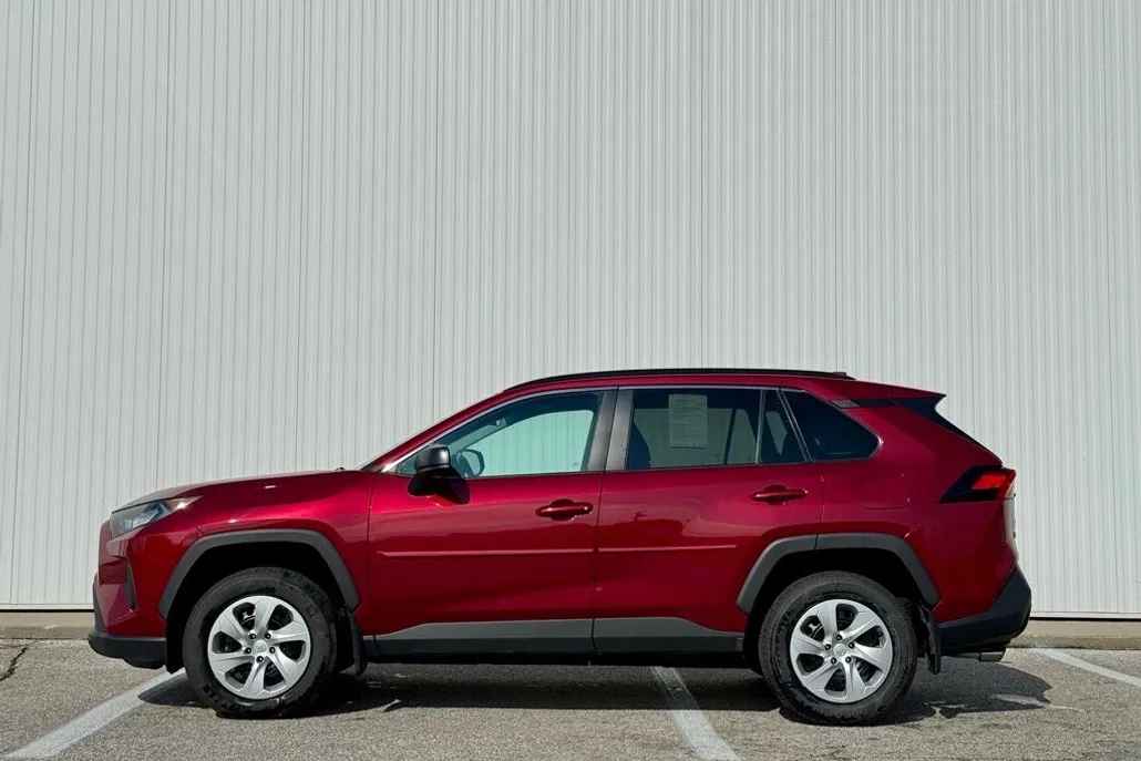2020 Toyota RAV4 LE photo 1