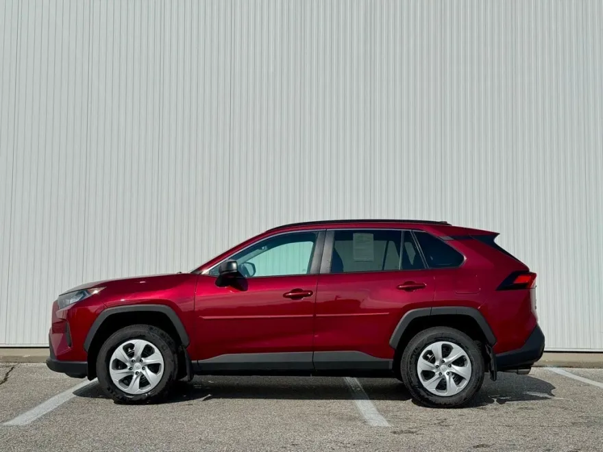 2020 Toyota RAV4 LE photo 1
