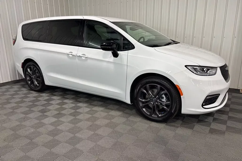 2026 Chrysler Pacifica photo 1