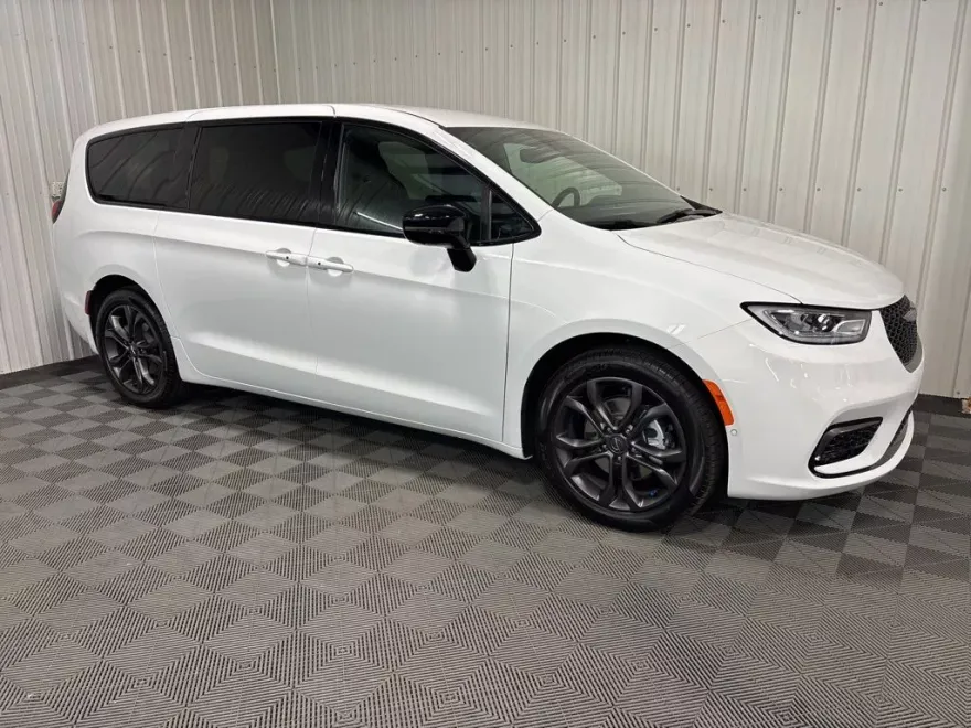 2026 Chrysler Pacifica photo 1
