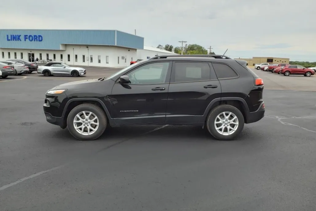 2017 Jeep Cherokee Sport photo 1