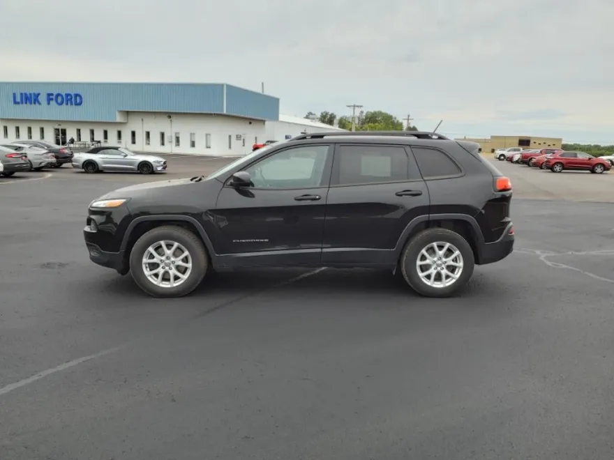 2017 Jeep Cherokee Sport photo 1