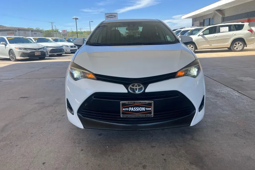 2017 Toyota Corolla LE photo 1