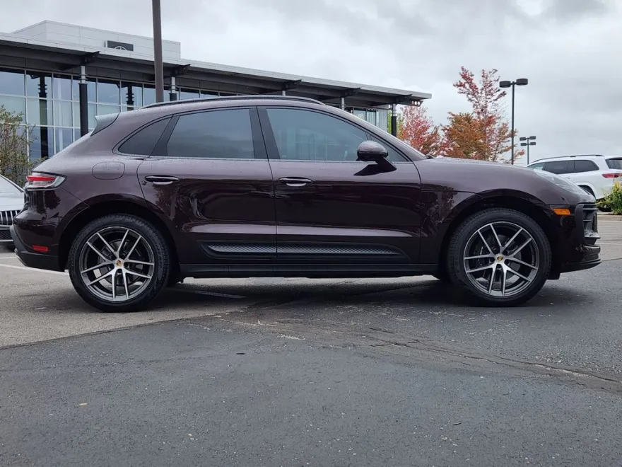 2023 Porsche Macan Base photo 1
