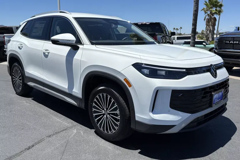 2025 Volkswagen Tiguan S photo 1