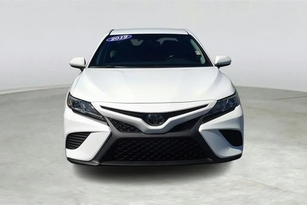 2019 Toyota Camry SE photo 1