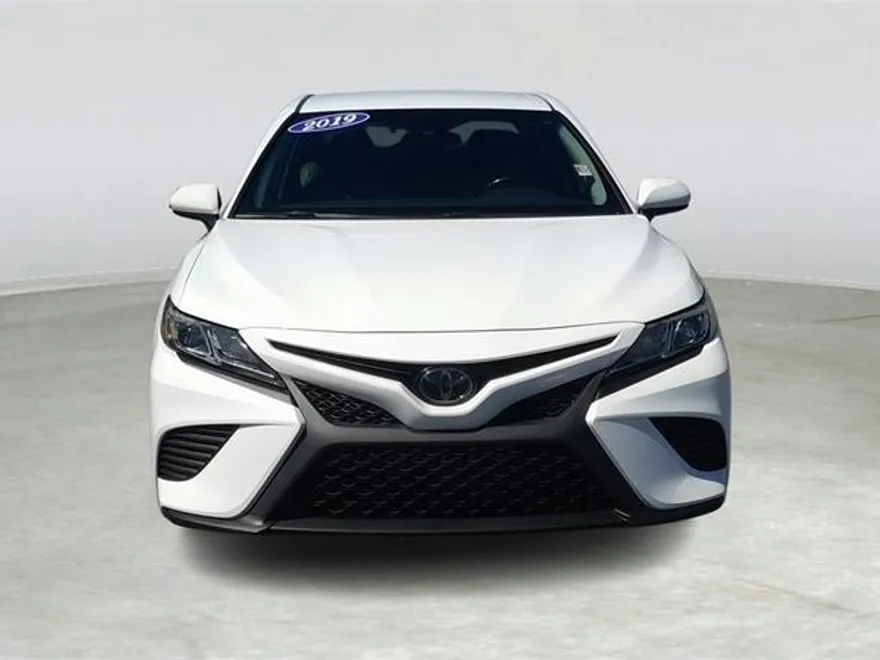 2019 Toyota Camry SE photo 1