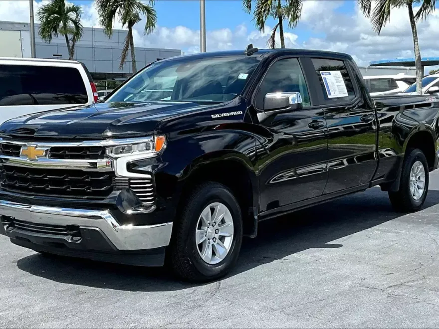 2023 Chevrolet Silverado 1500 LT photo 1