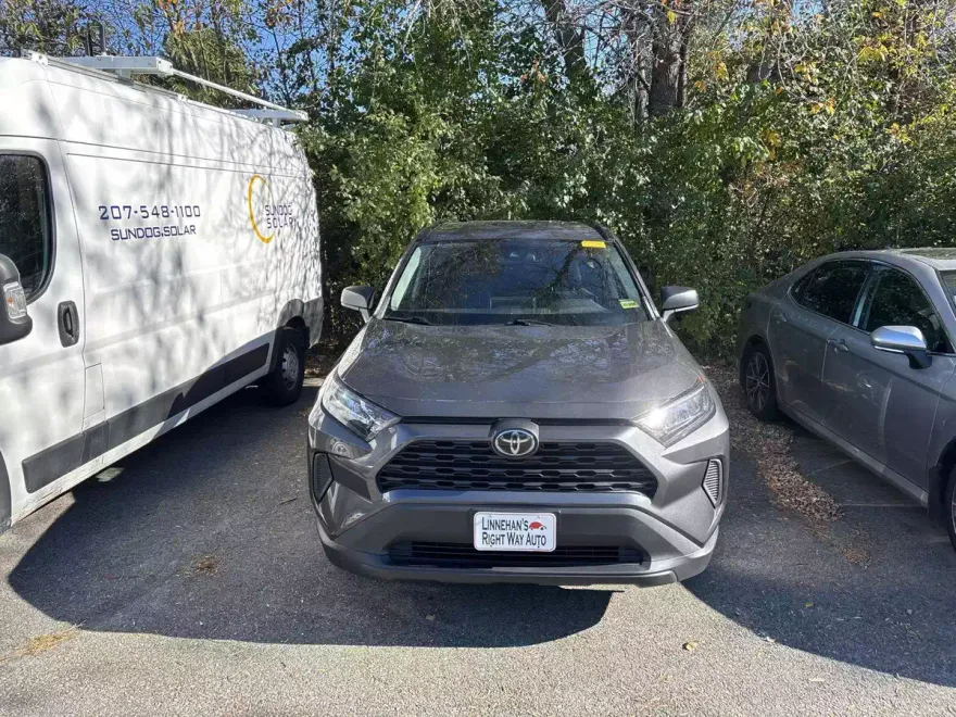 2020 Toyota RAV4 LE photo 1