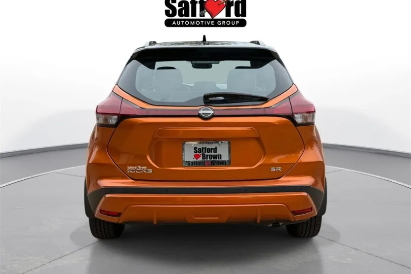 2022 Nissan Kicks SR photo 1