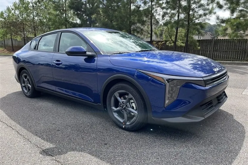2025 Kia K4 LXS photo 1