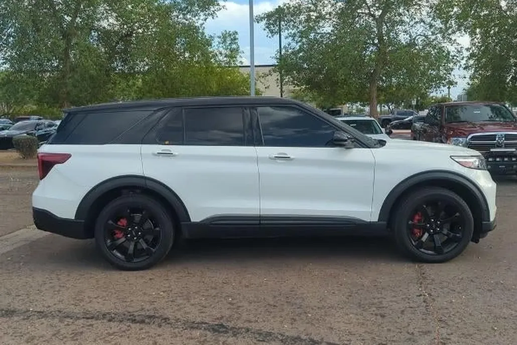 2021 Ford Explorer ST photo 1
