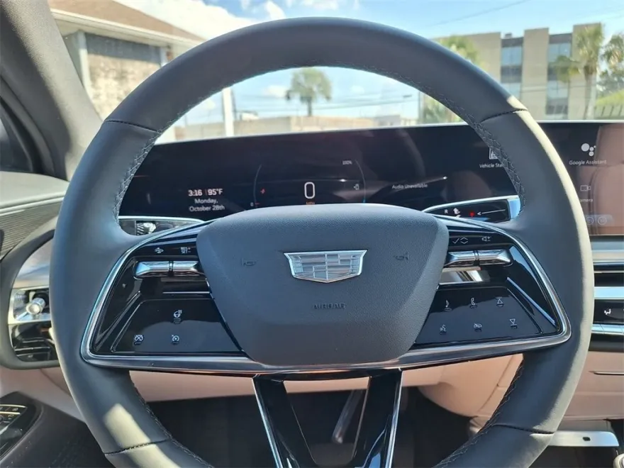 2025 Cadillac Lyriq Luxury photo 14