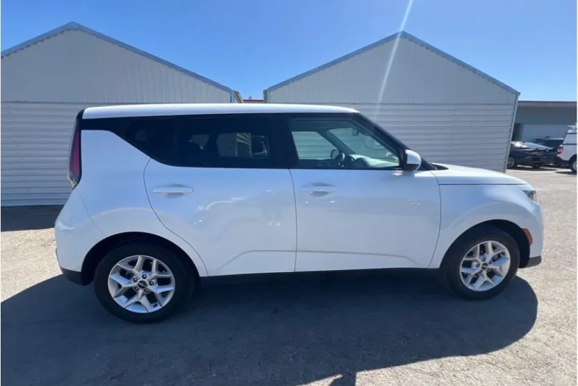2023 Kia Soul LX photo 1