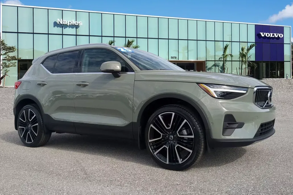 2025 Volvo XC40 photo 1