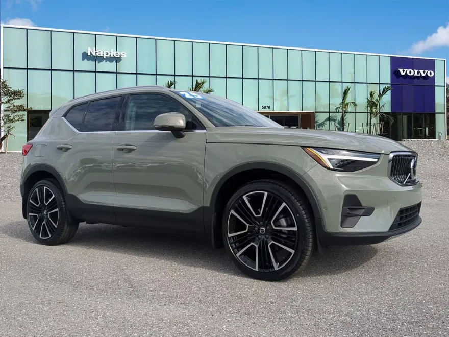 2025 Volvo XC40 photo 1