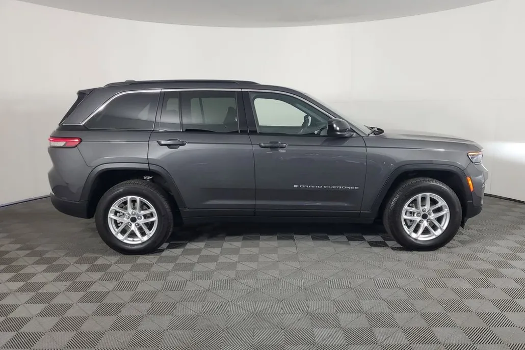 2025 Jeep Grand Cherokee Laredo photo 1
