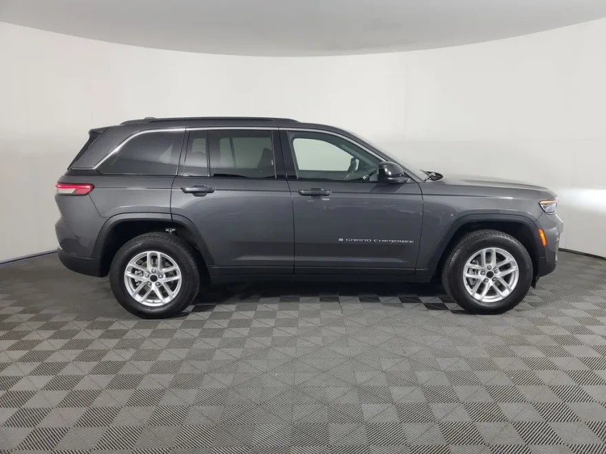 2025 Jeep Grand Cherokee Laredo photo 1