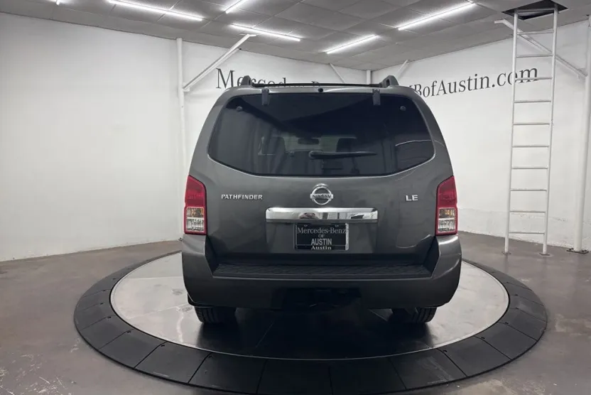 2008 Nissan Pathfinder LE photo 1