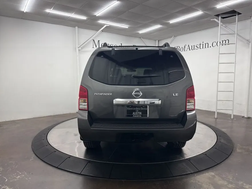 2008 Nissan Pathfinder LE photo 1