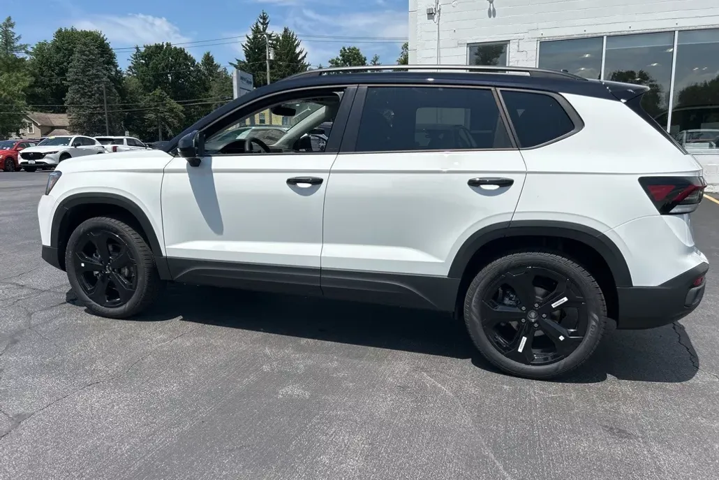2025 Volkswagen Taos SE photo 1