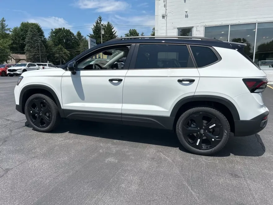 2025 Volkswagen Taos SE photo 1