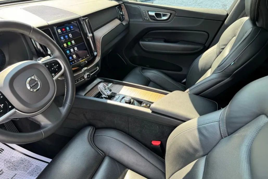 2023 Volvo XC60 B5 Ultimate photo 1