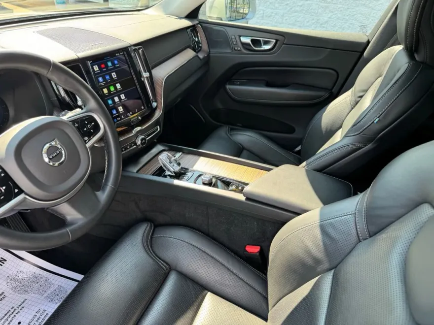 2023 Volvo XC60 B5 Ultimate photo 1