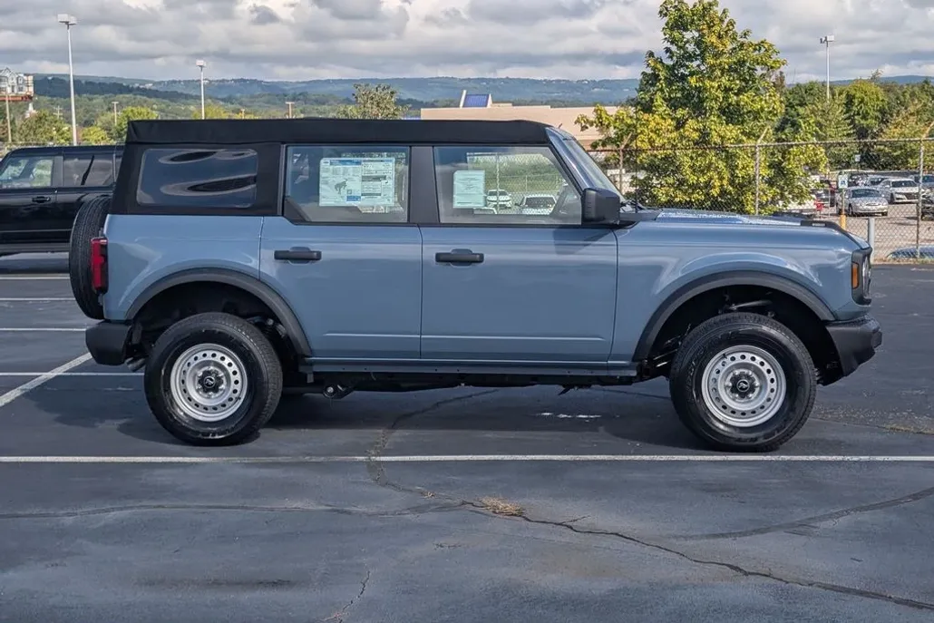 2025 Ford Bronco Base photo 1