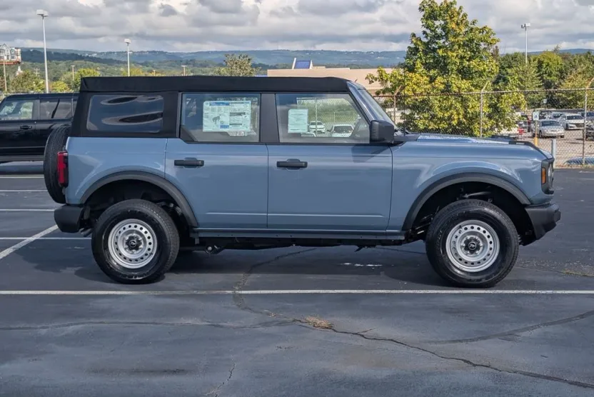 2025 Ford Bronco Base photo 1