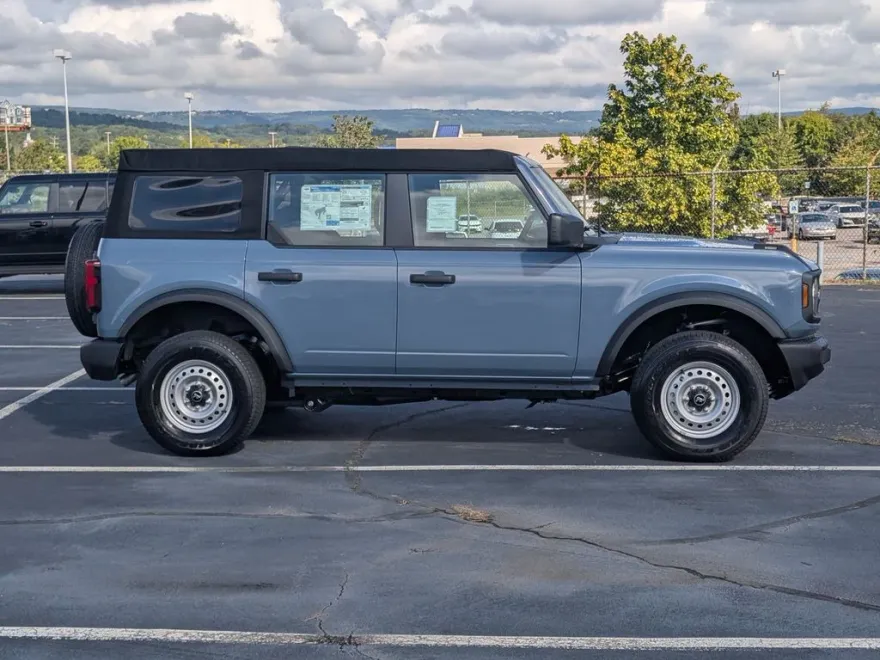 2025 Ford Bronco Base photo 1
