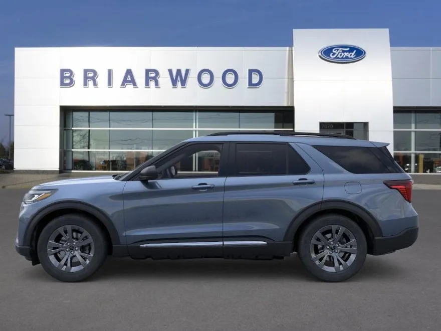 2025 Ford Explorer photo 1