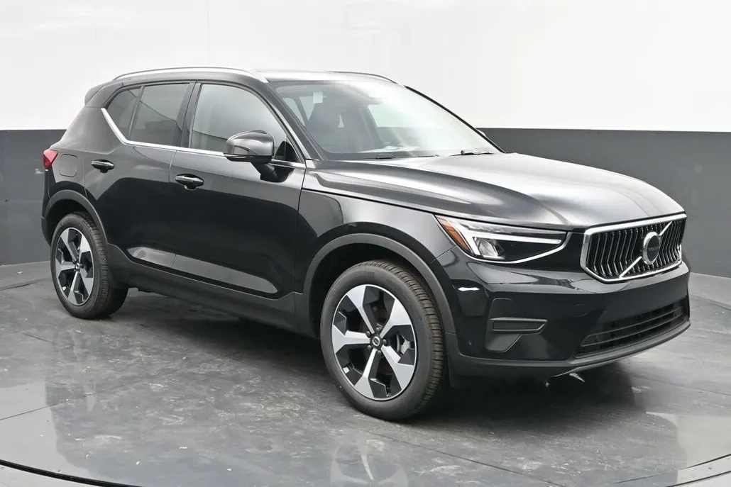 2025 Volvo XC40 Core photo 1