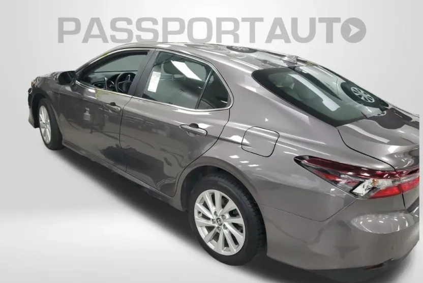 2022 Toyota Camry LE photo 1