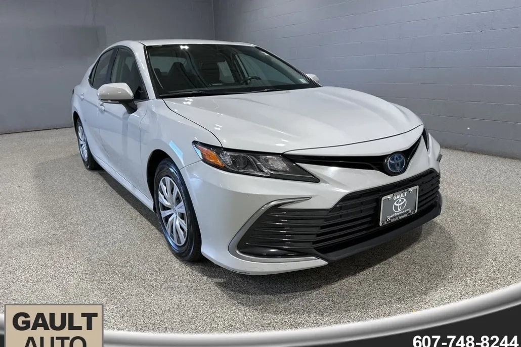 2022 Toyota Camry Hybrid LE photo 1