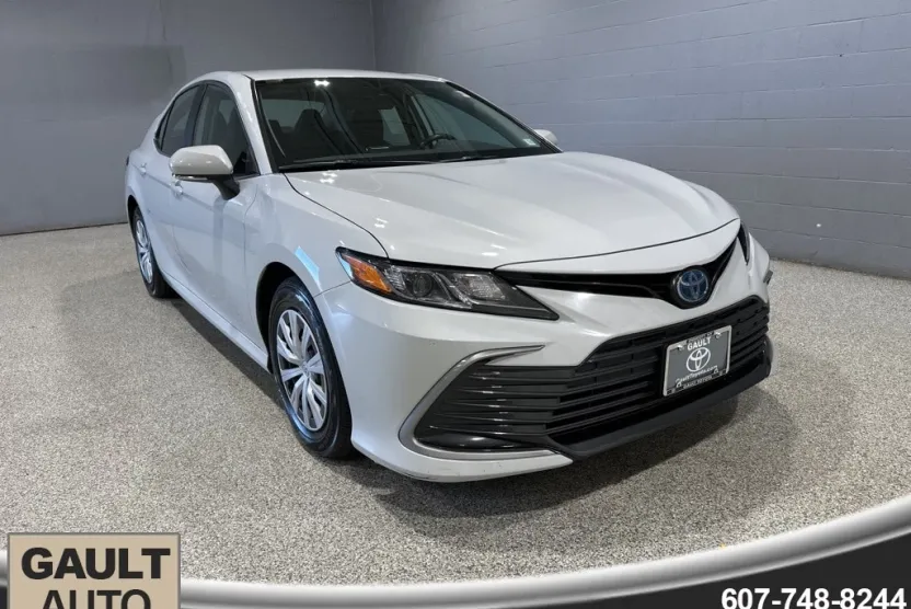 2022 Toyota Camry Hybrid LE photo 1
