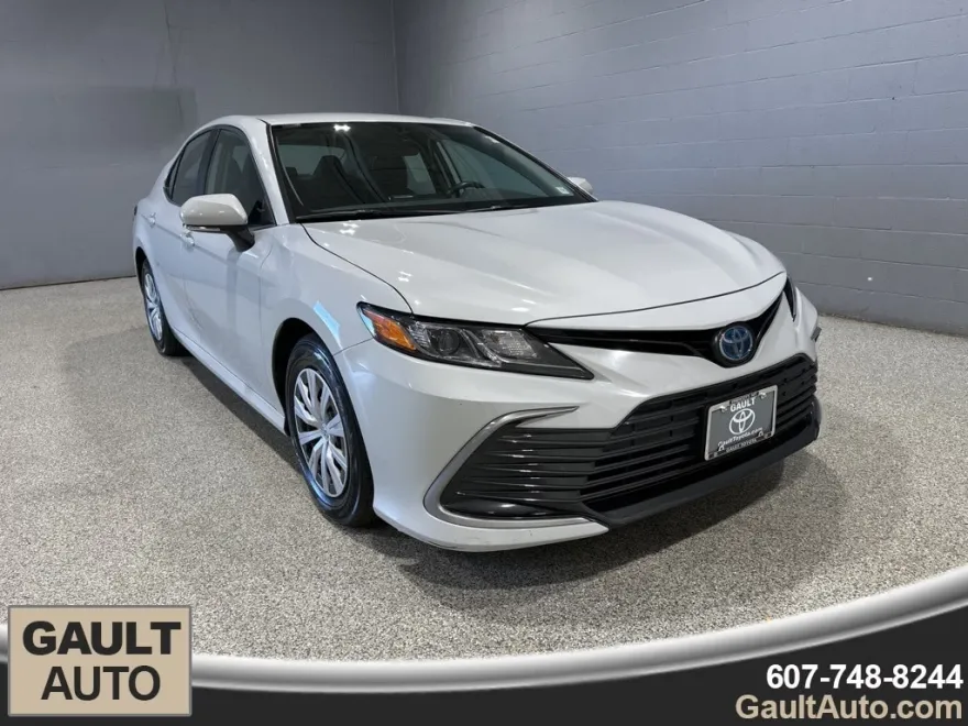 2022 Toyota Camry Hybrid LE photo 1