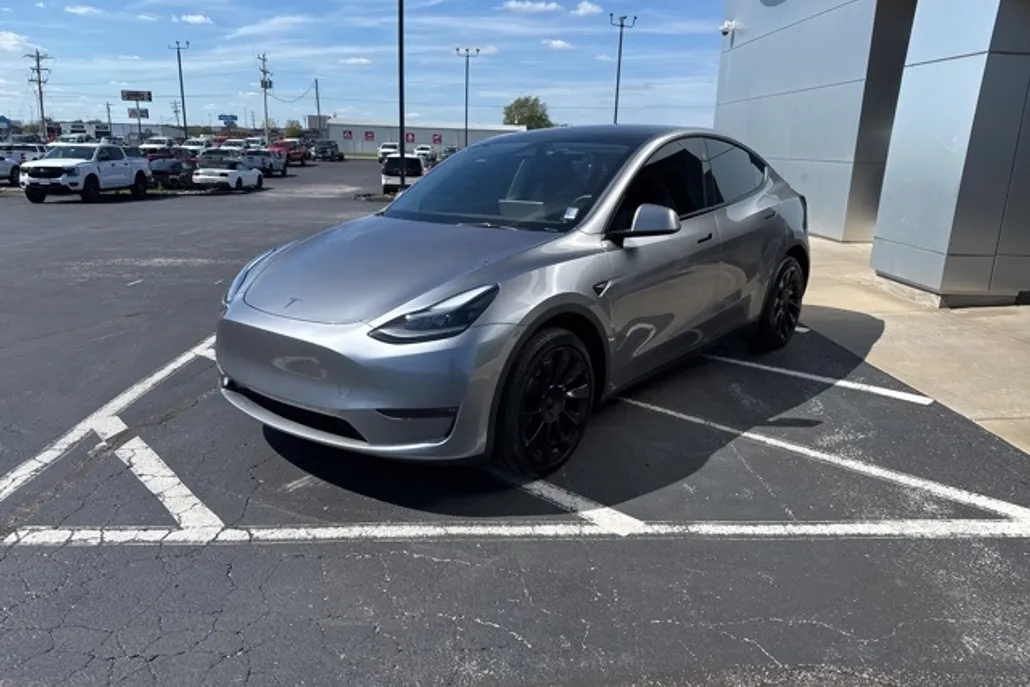 2024 Tesla Model Y Long Range photo 1