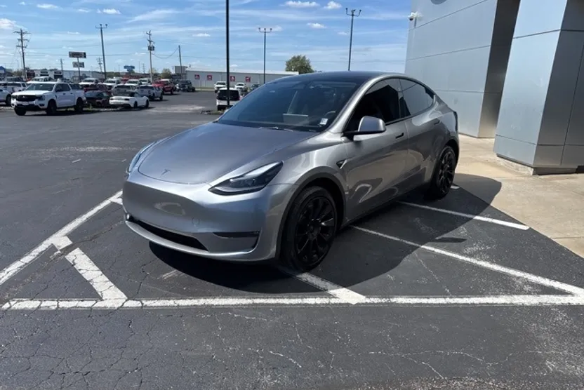 2024 Tesla Model Y Long Range photo 1