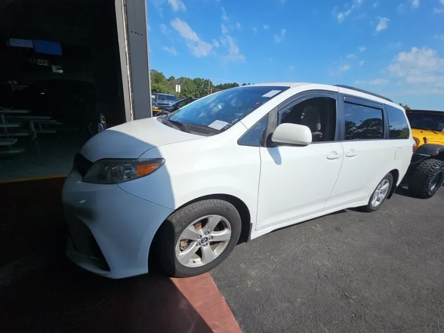 2018 Toyota Sienna LE photo 1