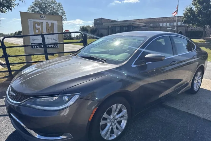 2016 Chrysler 200 Limited photo 1
