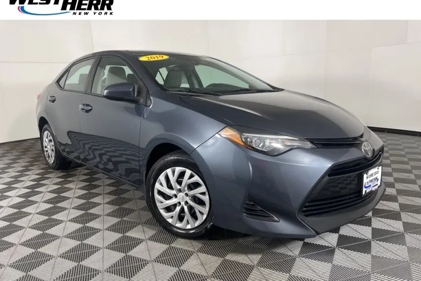 2019 Toyota Corolla LE photo 1