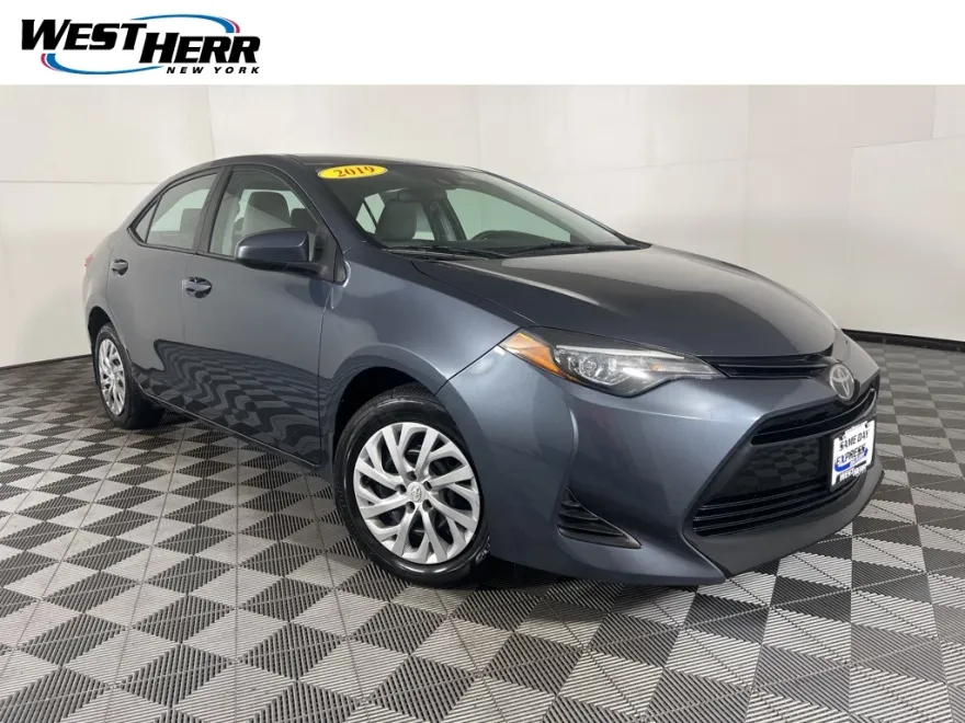 2019 Toyota Corolla LE photo 1