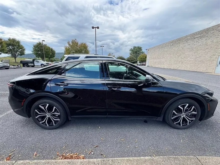 2024 Toyota Crown XLE photo 1