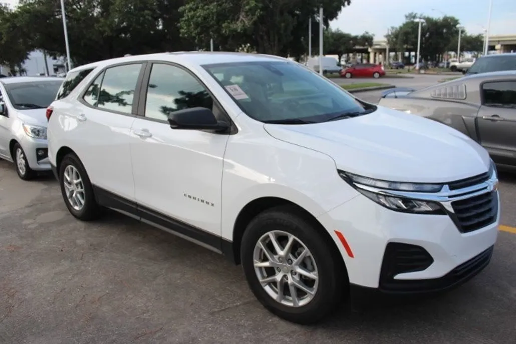 2023 Chevrolet Equinox LS photo 1