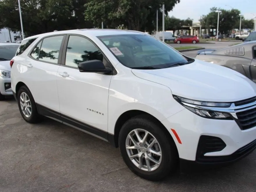 2023 Chevrolet Equinox LS photo 1