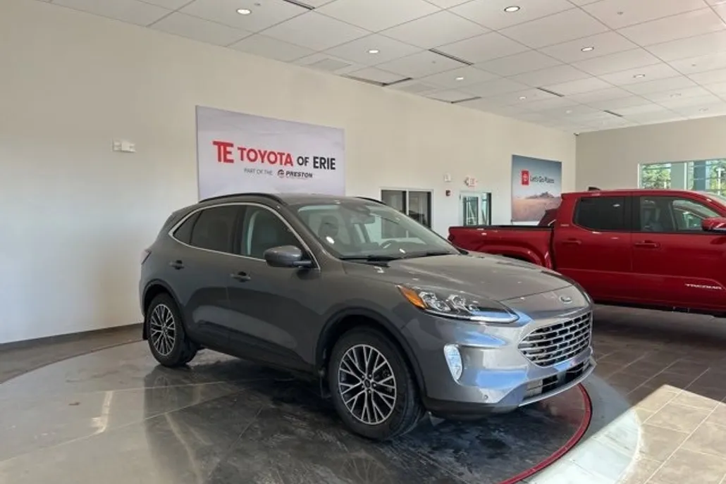 2022 Ford Escape Titanium Plug-In Hybrid photo 1