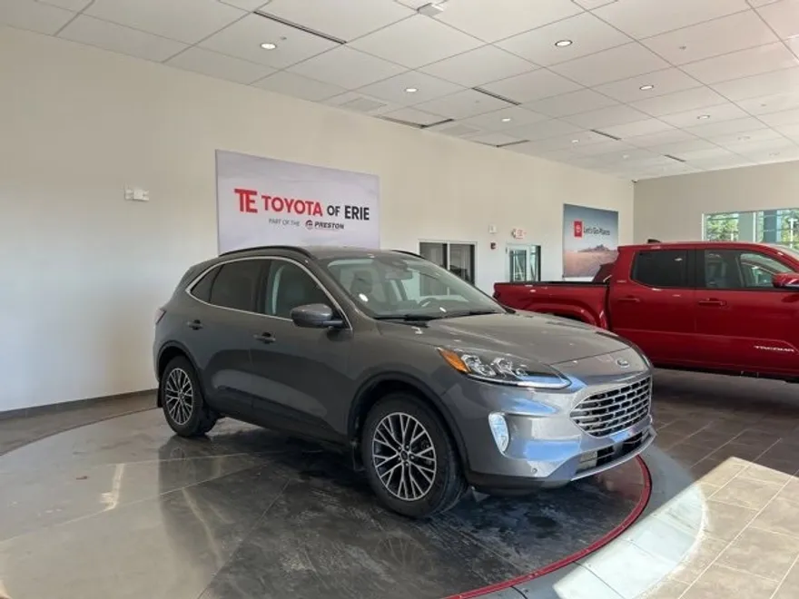 2022 Ford Escape Titanium Plug-In Hybrid photo 1